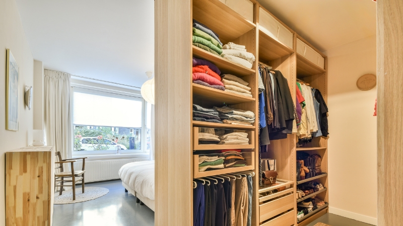 Ugrađeni ormar do plafona sa otvorenim policama u spavaćoj sobi