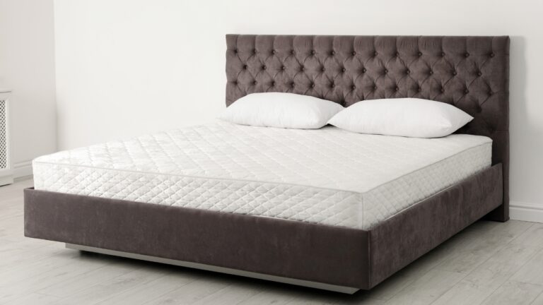 Bračni krevet sa velikim dušekom i tapaciranim uzglavljem u spavaćoj sobi