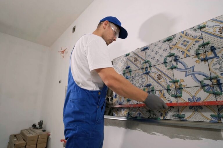 majstor lepi pločice u kupatilu