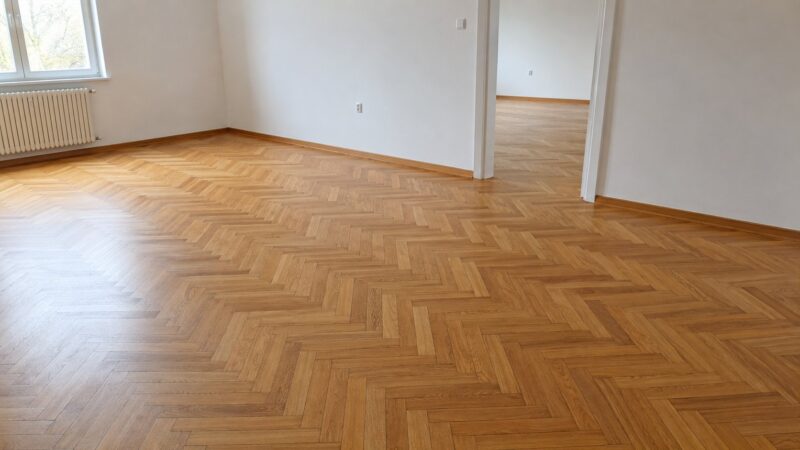 Stari parket složen u riblju kost u praznom stanu
